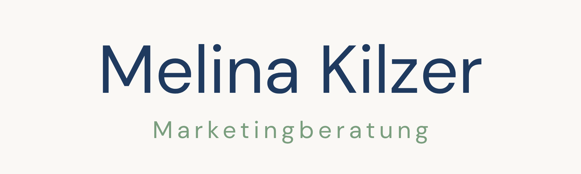 Auf warmweißem Hintergrund steht in dunkelblauer Schrift: Melina Kilzer. Darunter in kleiner und salbeigrün: Marketingberatung. Das Logo ist mittig auf der Seite platziert.